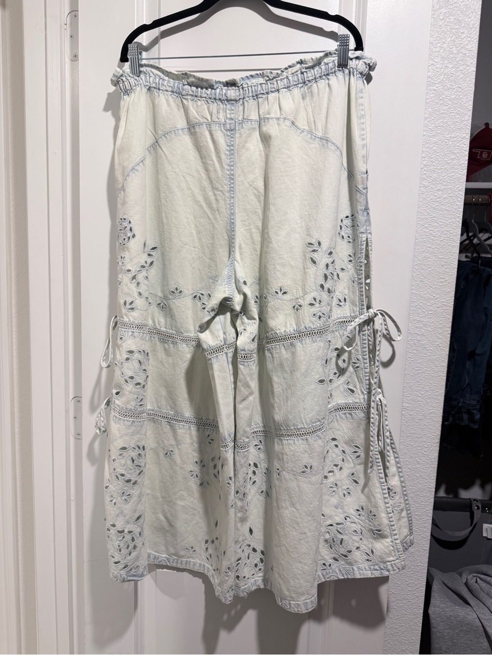 Free People We the Free Daybreak Jeans Side Tie Eyelet Pull On Pants LG NWOT - Picture 4 of 9